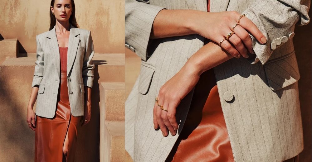 Mulher usando blazer feminino no outono e calça social em tom bege, com camisa creme e roupa laranja, em composição com close de mãos usando anéis delicados e pulseiras, estilo elegante de moda.