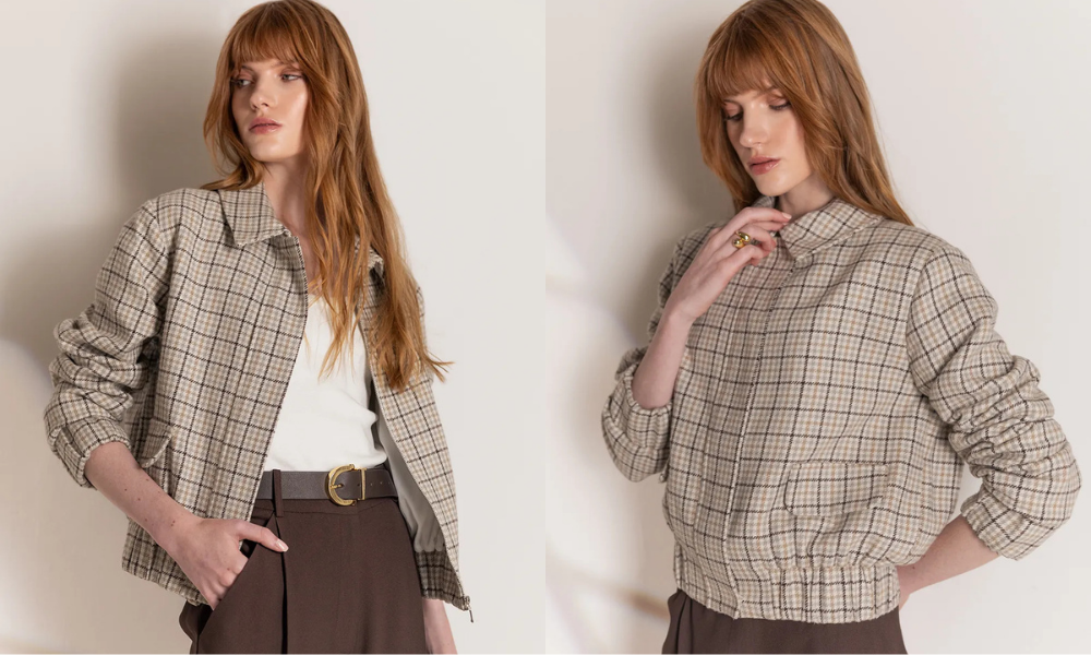 Modelo usando conjunto com jaqueta xadrez em bege e marrom, combinada com blusa clara e saia/alfaiataria em tom escuro, destacando as cores tendências da temporada.